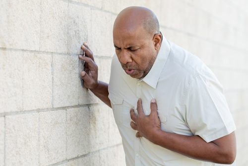 Mężczyzna mający atak serca