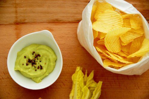 guacamole i chipsy