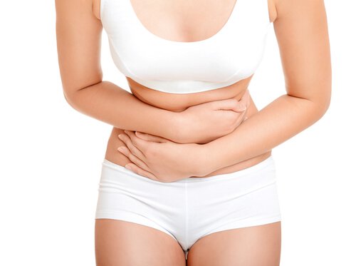 kobieta trzyma się za brzuch