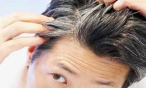 Siwe włosy – witaminy i produkty, które opóźniają ich pojawienie się