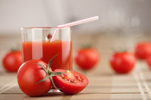 szklanka soku pomidorowego