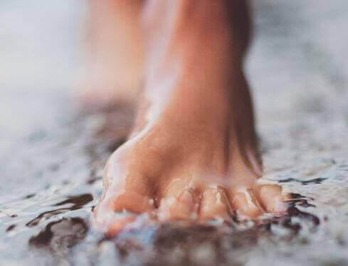 stopy w wodzie