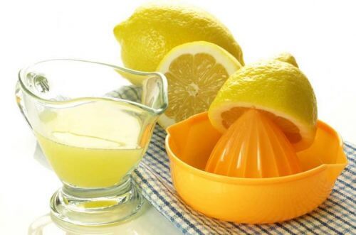 sok z cytryny pomoże wybielić poduszki