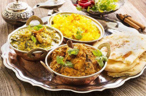 Hinduskie jedzenie na tacy