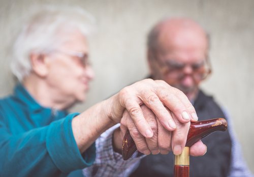 kobieta i mężczyzna w podeszłym wieku chorzy na Alzheimera