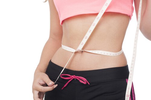 Kobieta mierząca talię