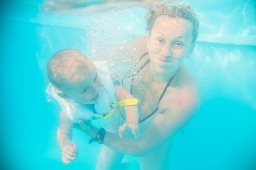 Kobieta z dzieckiem w basenie