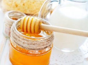 Miód to baza dla 8 maseczek nawilżających włosy
