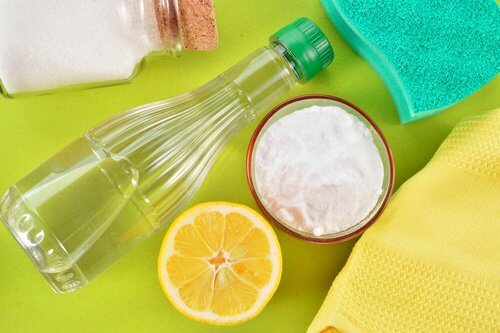 Ocet, cytryna i soda na czyste skarpetki