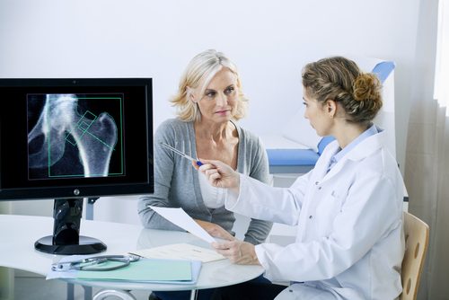osteoporoza na zdjęciu, kobieta u lekarza