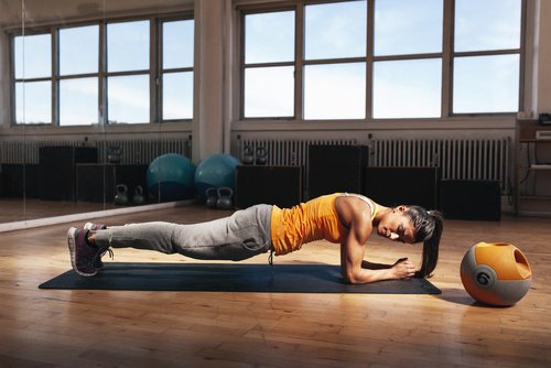 Kobieta wykonuje ćwiczenie plank