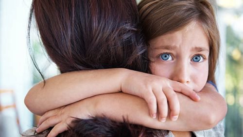 uściski zmniejszają lęk i niepokój, na przykład kiedy mama tuli dziecko