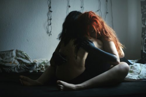 Przytulona w łóżku para