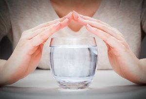 Szklanka wody - pół godziny przed posiłkiem?