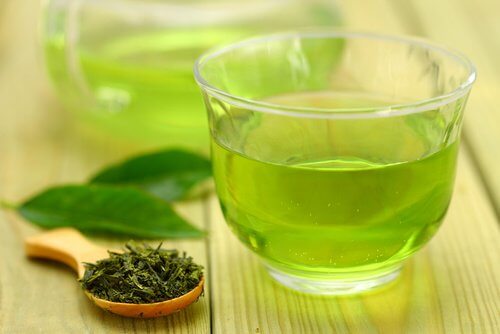 Zielona herbata w odchudzaniu na cztery różne sposoby