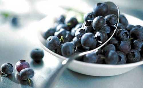 superfoods borówki w miseczce i na łyżce