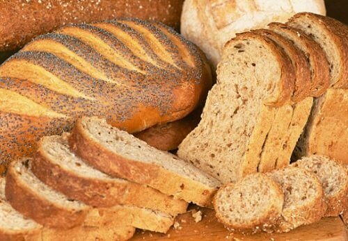superfoods pełne ziarna i chleb pełnoziarnisty z makiem