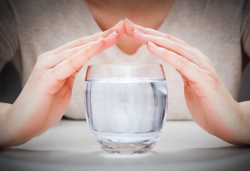 Szklanka wody - dłonie