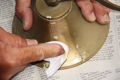 Czyszczenie świecznika z oliwą z oliwek