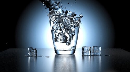 Szklanka zminej wody neutralizuje zapach moczu