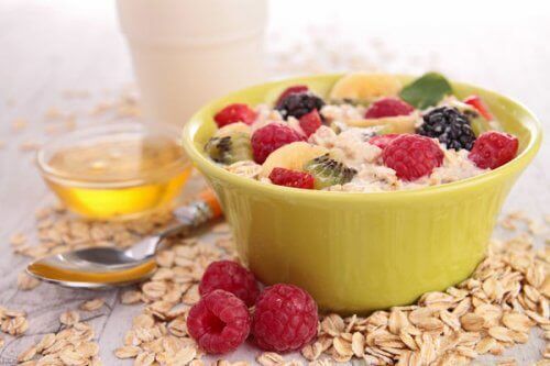 Dietetyczne śniadanie - muesli z malinami
