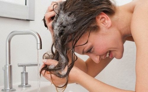 mycie tłustych włosów w umywalce