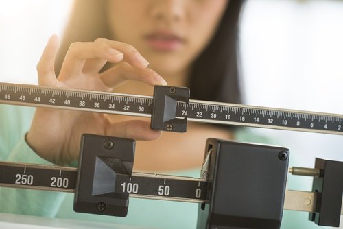 Kobieta na wadze - masa ciała a wiek