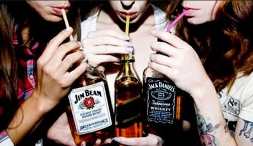 Dziewczyny piją mocne alkohole