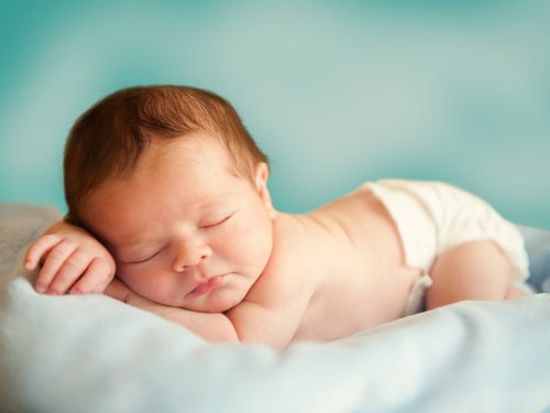 Budzenie dziecka na zmianę pieluszki - czy to dobry pomysł?