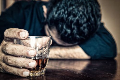 Drink w dłoni. Nie pij profilaktyka tętniaka