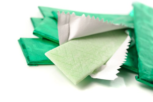 Guma do żucia w papierku