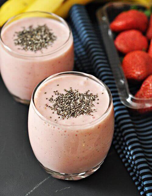 smoothie z truskawek i truskawki