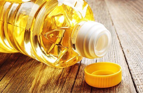 butelka oleju - oleje mają zły wpływ na niedoczynność tarczycy