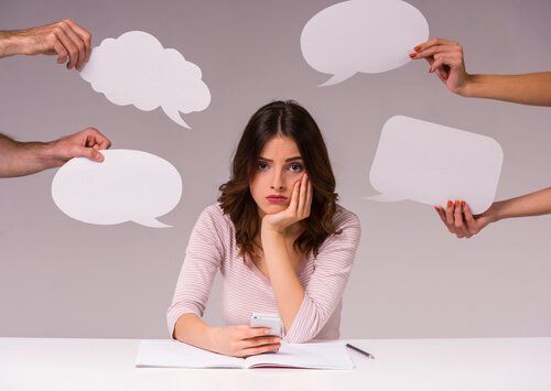 Kobieta fala pytań, głośne myślenie