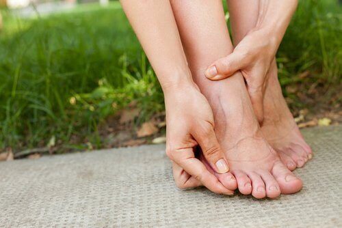 Opuchnięte stopy na trawie