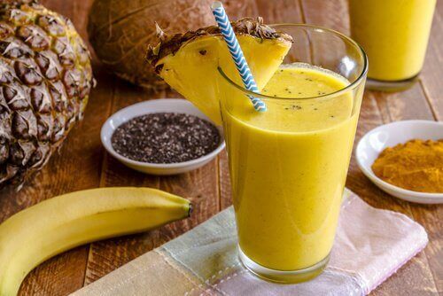 Smoothie z banana i kurkumy