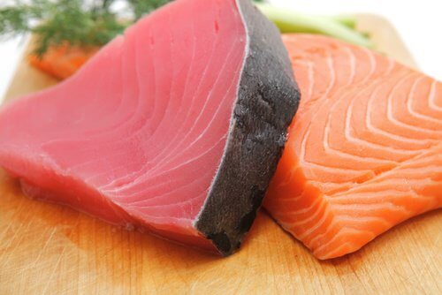kawałek tuńczyka i łososia