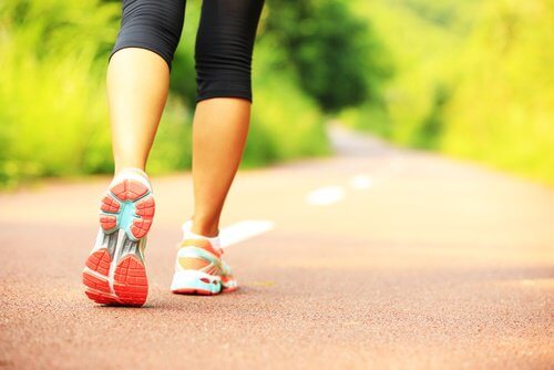Kobieta na spacerze - aktywność obniża nasz wiek