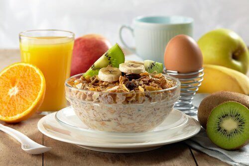 Zdrowe dietetyczne śniadanie - muesli, jajko, owoce