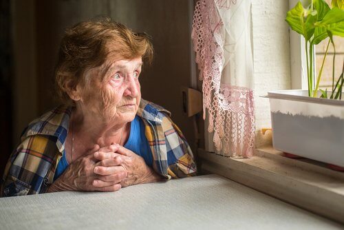 Babcia patrzy przez okno