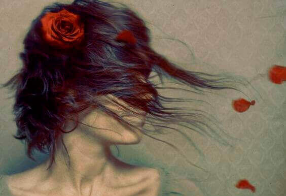 Kobieta róże we włosach