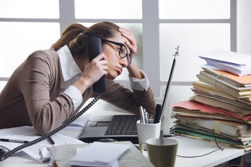 Kobieta rozmawia przez telefon. Stres