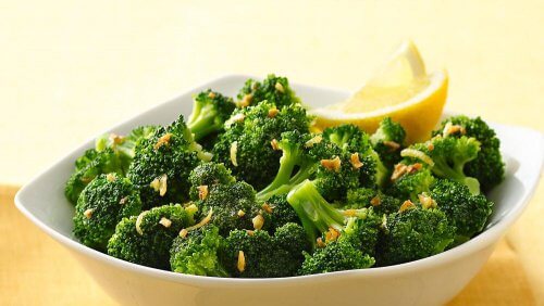 miska brokułów - dieta na zapalenie uchyłków