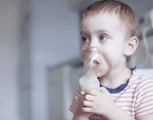 Chłopiec z inhalacją