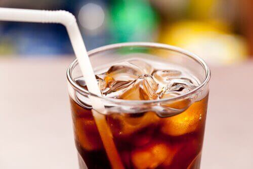 cola w szklance