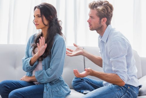 Kobieta wykonuje odmowny gest do mężczyzny wskazując na niezadowolenie ze związku