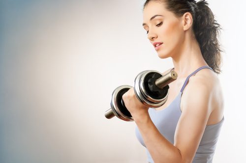 Kobieta ćwiczy triceps
