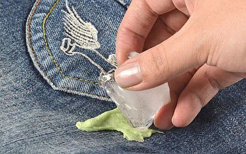 usuwanie gumy do żucia z jeansów za pomocą lodu