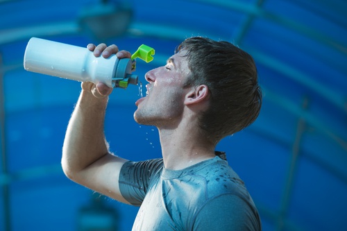 Mężczyzna pijący wodę