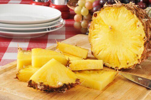 Pocięty na kawałki ananas